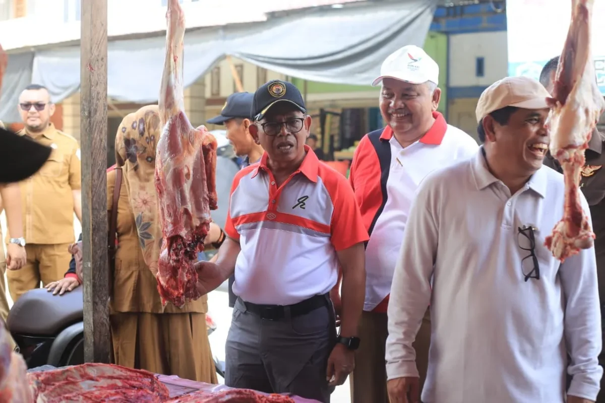 Foto: Sekda Aceh Utara, Dr. A Murtala, M.Si, bersama rombongan melakukan peninjauan ke Pasar Kota Lhoksukon