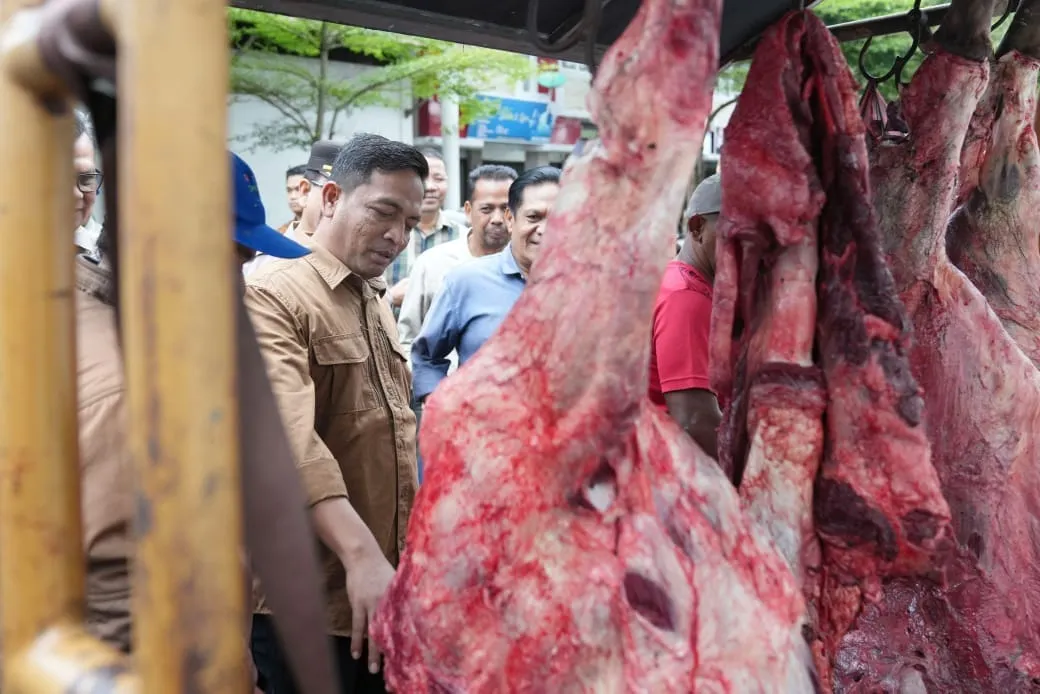 Foto: Pj Wali Kota Sabang Andri Nourman, melakukan inspeksi mendadak (Sidak) ke pasar induk Kota Sabang, Dok. Bukhari