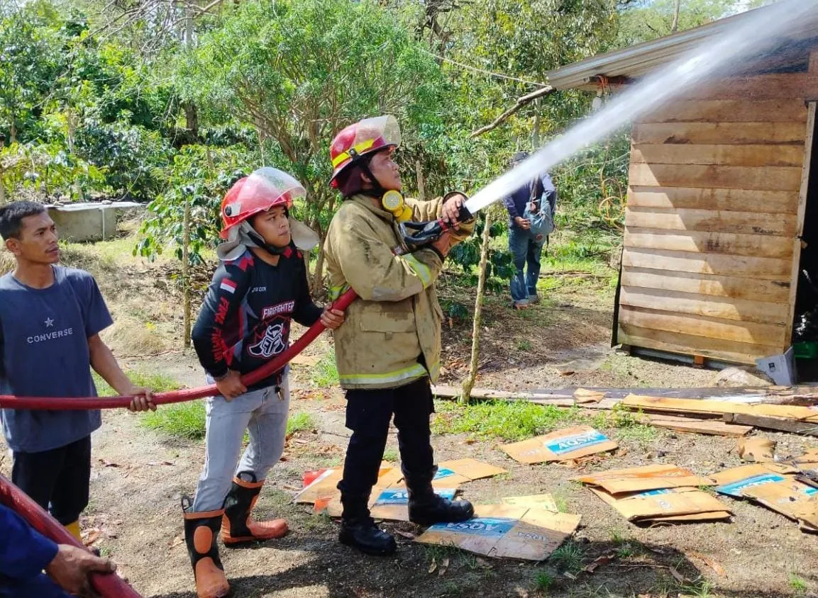 Foto: Pemadaman Satu unit rumah di Kampung Pediwi, Kecamatan Bebesen