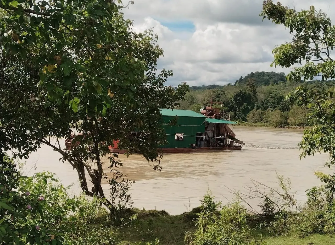 Foto: Kapal Keruk Emas Di Seuradeuk Yang Diduga Para Pekerja Adalah WNA