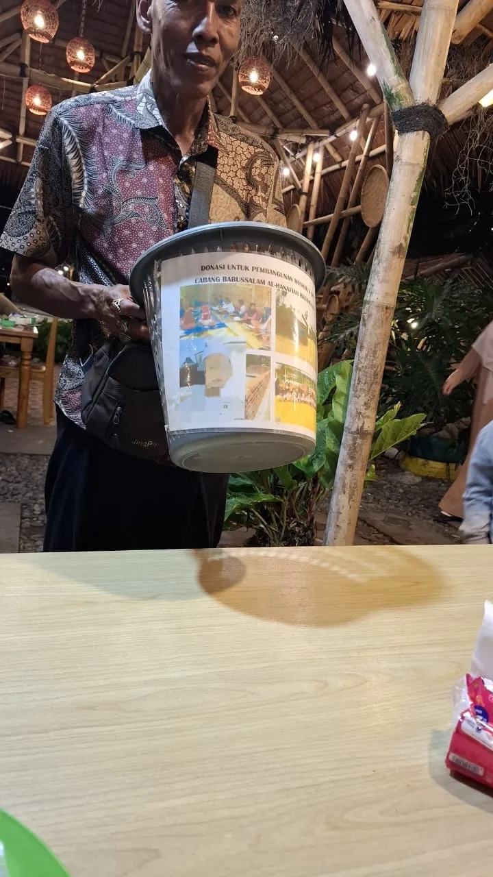 Foto: A. Latif Hasan kedapatan mencari derma (sedekah)
