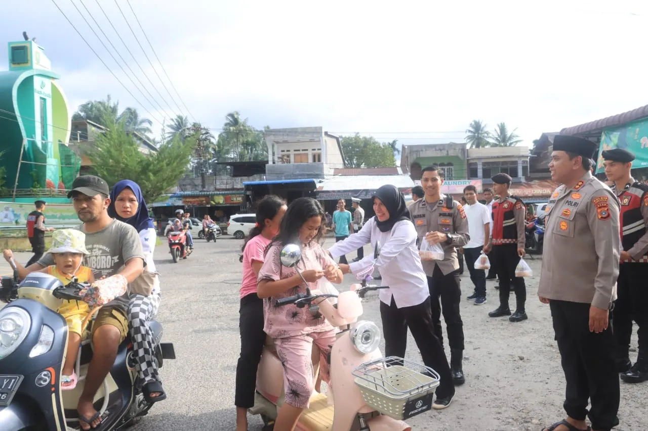 Foto: Kapolres Subulussalam AKBP Yhogi Hadisetiawan bersama Mahasiswa STIT Hafas Kota Subulussalam bagikan takjil kepada masyarakat untuk berbuka puasa di simpang tugu Bank Aceh, Dok. Khadafi