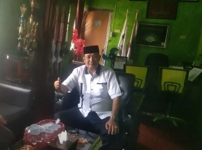 Foto: Kepala SMAN 1 Simpang Kiri, Sukri S.Pd, MM