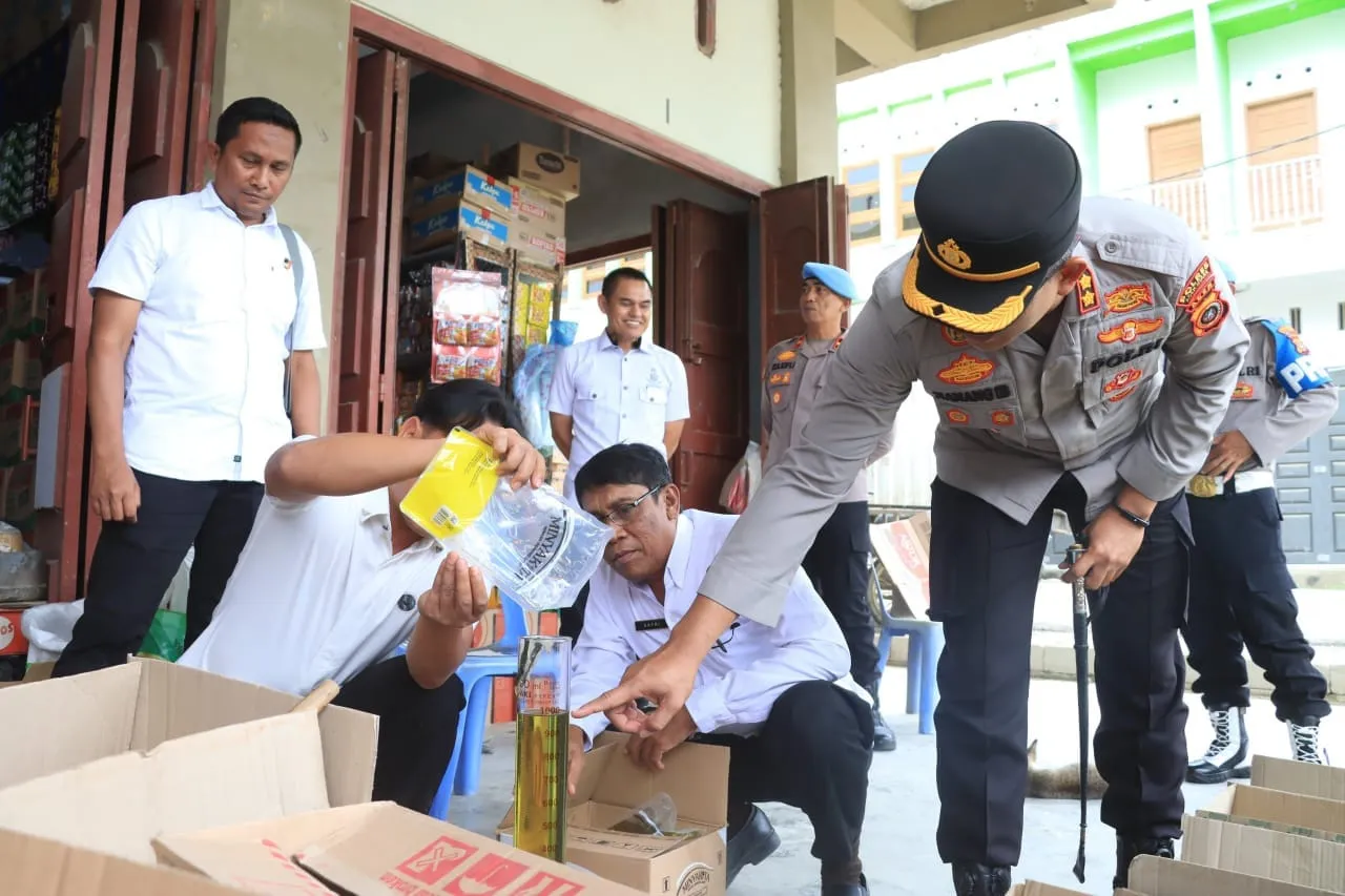 Foto: Polres Aceh Utara melakukan pengecekan terhadap ketersediaan, harga, dan volume minyak goreng subsidi Minyakita di pasar tradisional kota lhoksukon, Doc. Humas Polres Aceh Utara