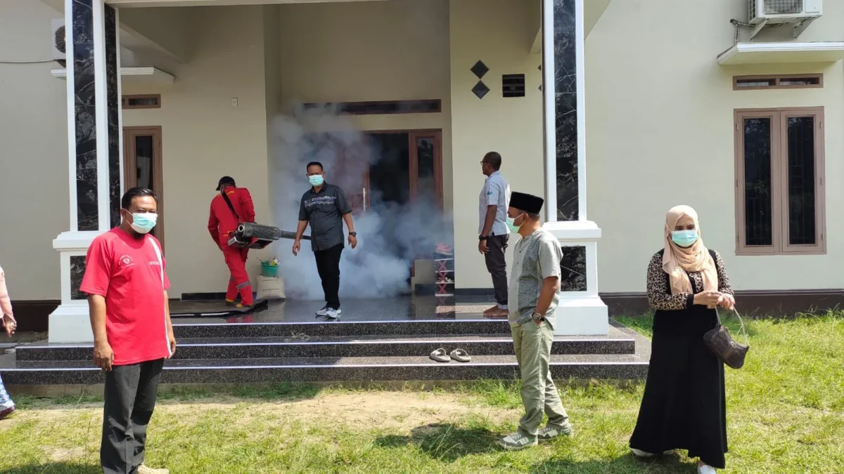 Foto: Dinkes melakukan fogging atau pengasapan di Gampong Cot Seurani, Kecamatan Muara Batu, Kabupaten Aceh Utara