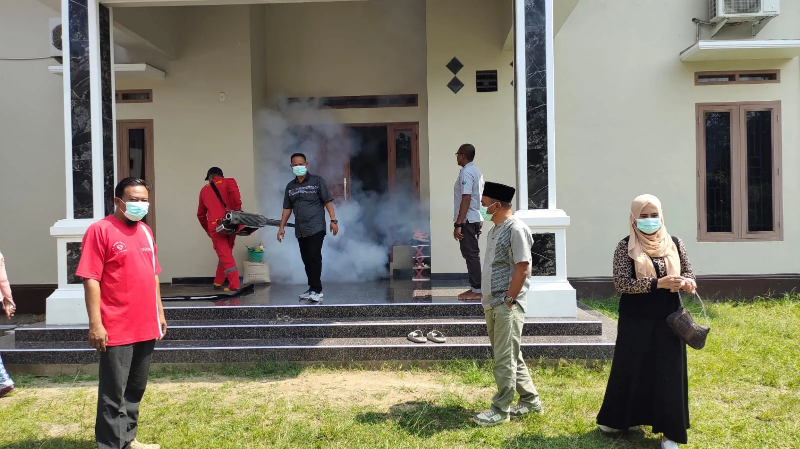 Foto: Dinkes melakukan fogging atau pengasapan di Gampong Cot Seurani, Kecamatan Muara Batu, Kabupaten Aceh Utara