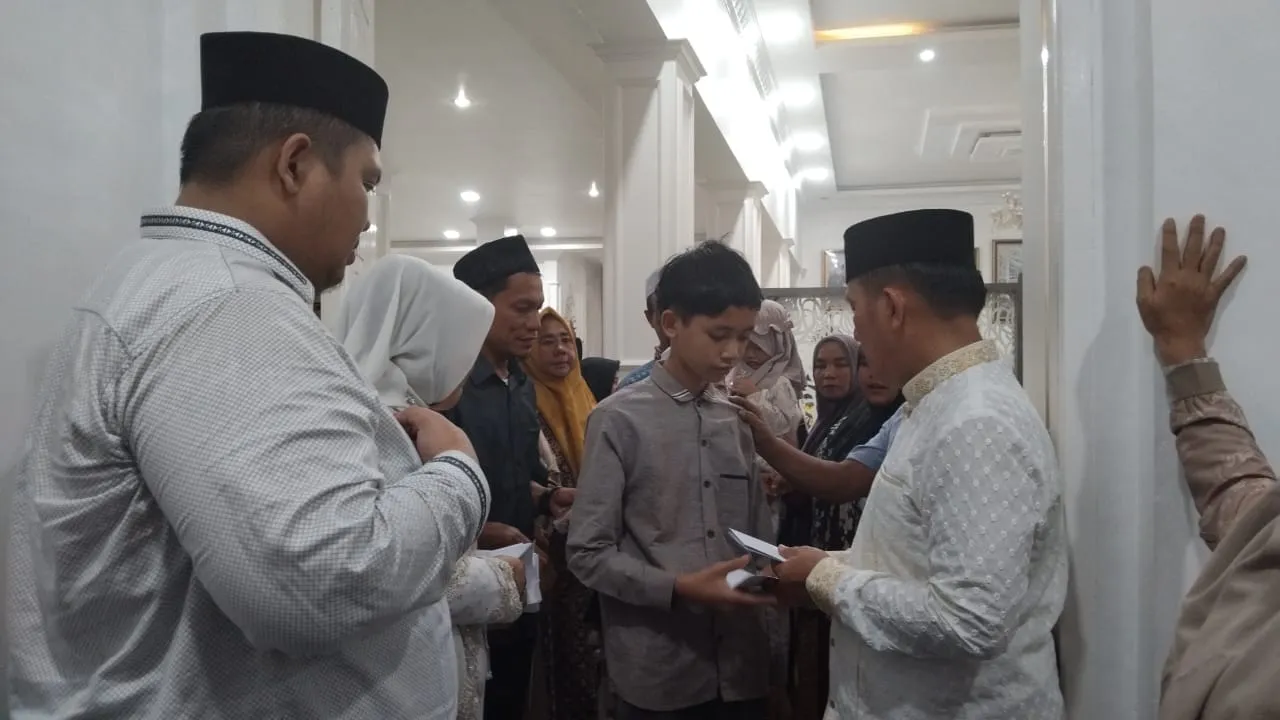 Foto: Haji Bintang, mengadakan acara buka puasa bersama dengan para anak yatim dan orangtua jompo di Rumah kediamannya, Minggu (23/3), Dok. Khadafi