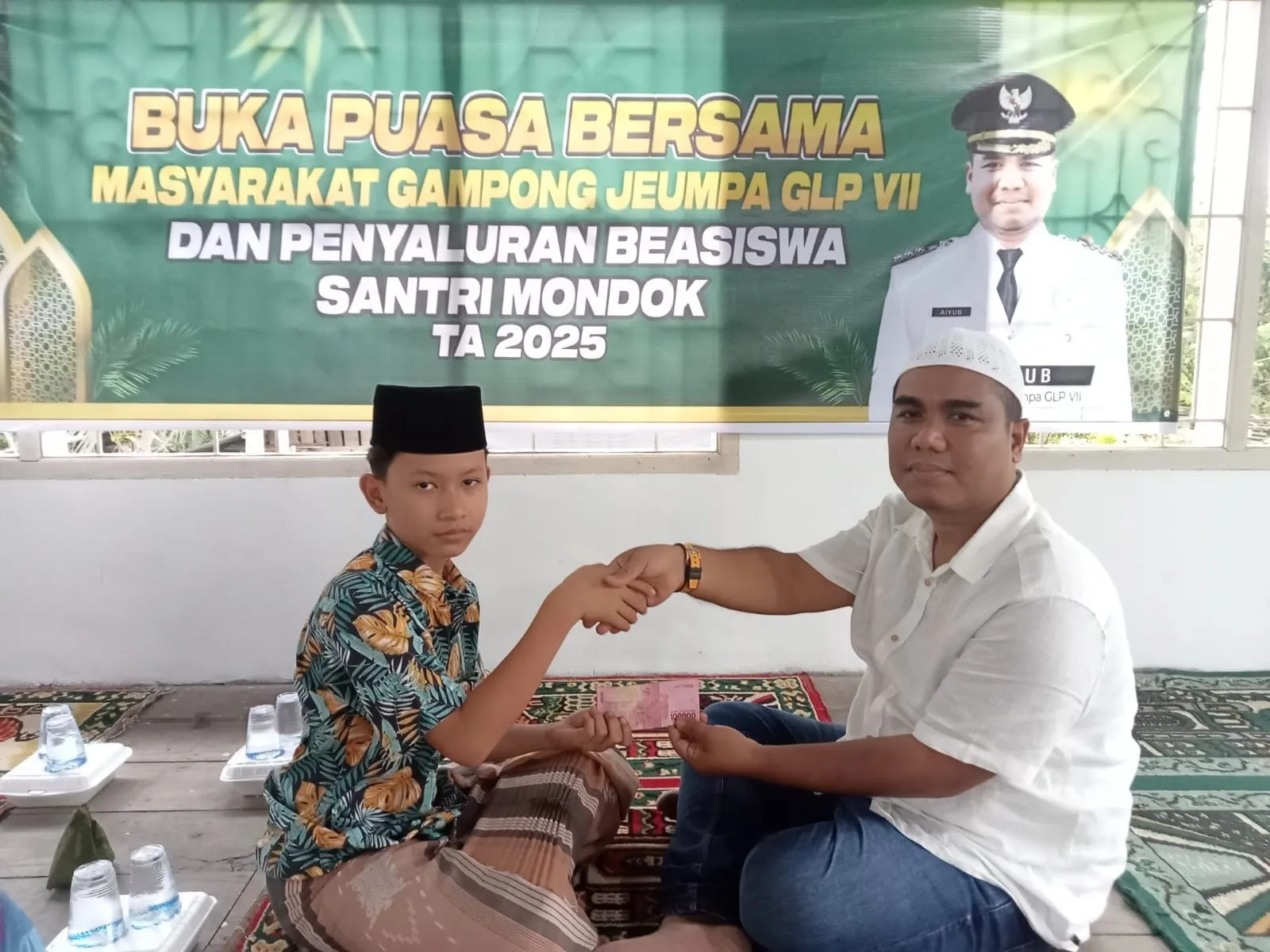 Foto: Geuchik Jeumpa Glumpang VII, Aiyub Saat Menyerahkan Beasiswa Santri Mondok