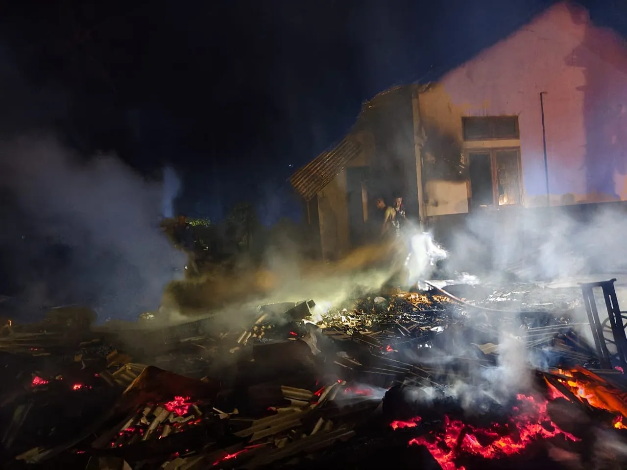 Foto: Rumah milik nenek Badriah (70) warga Gampong Meunasah Sagoe, Kecamatan Seunuddon, Aceh Utara, ludes terbakar. Dok. BPBD Aceh Utara