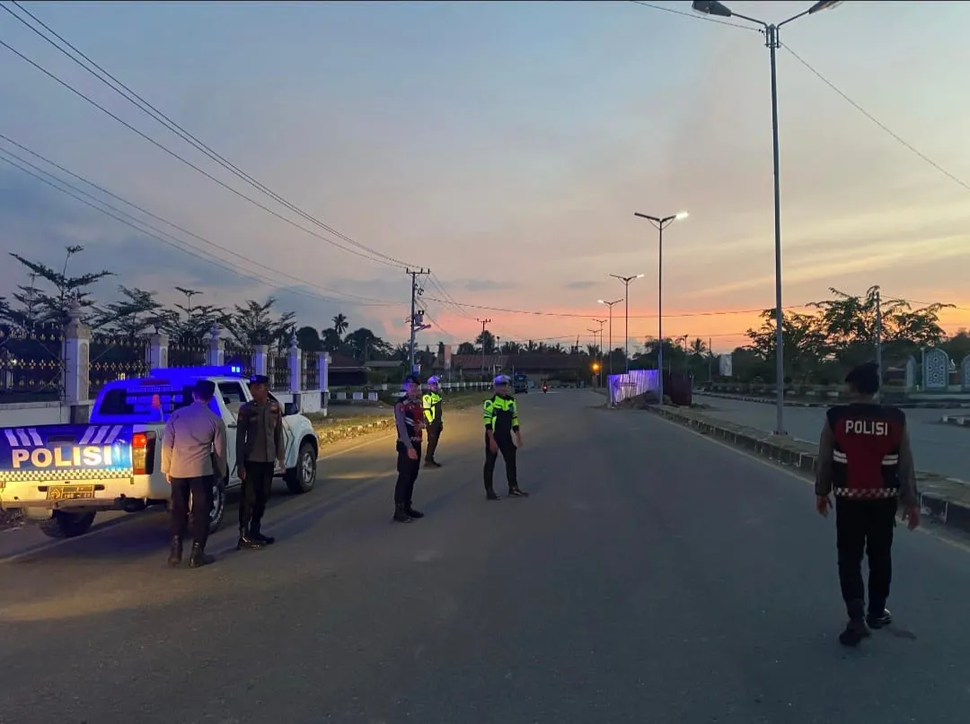 Foto: Personil Polres Aceh Patroli Subuh Untuk Mencegah Terjadinya Balap Liar Di Bulan Ramadhan