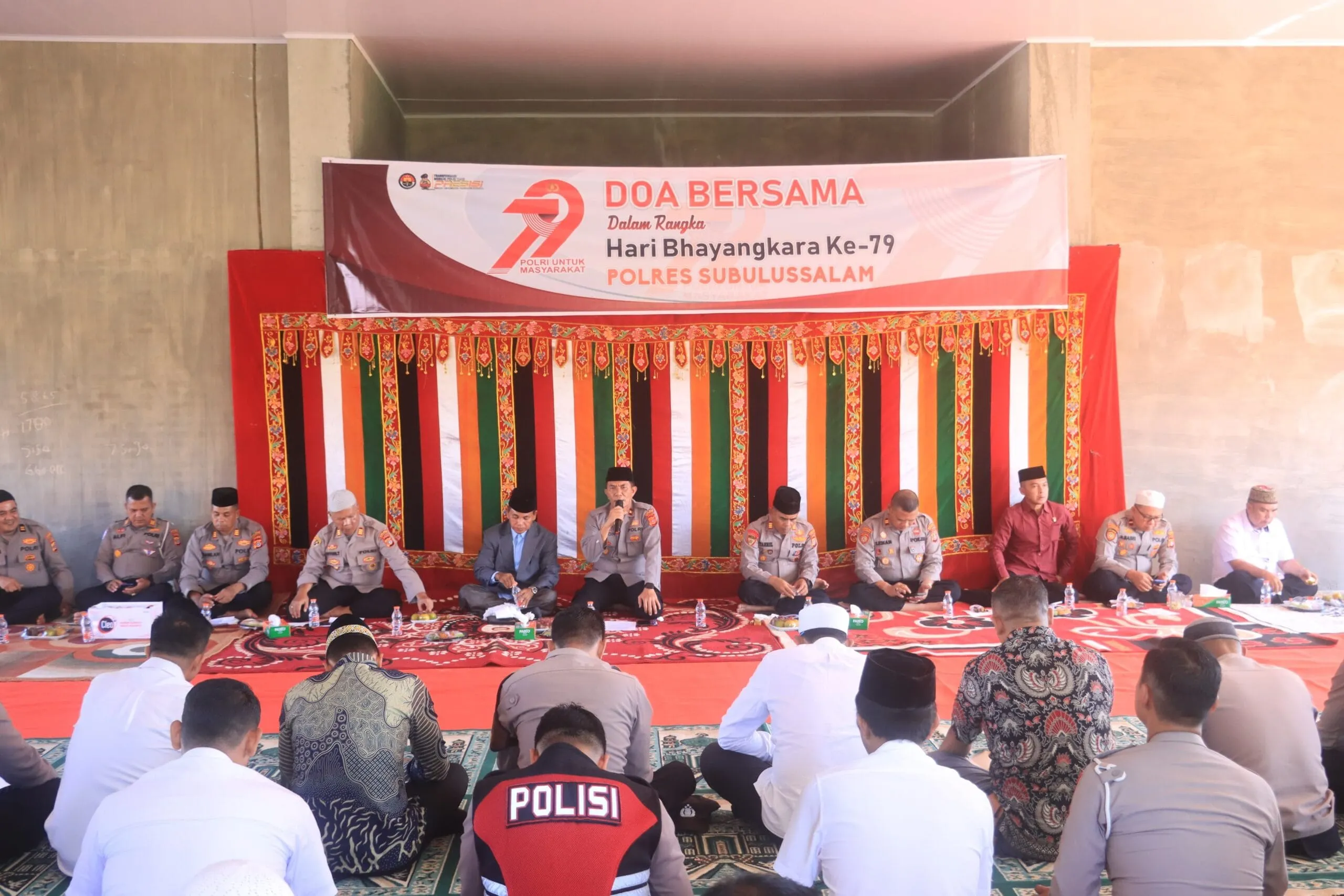 Foto: Kapolres Subulussalam AKBP Muhammad Yusuf, S.I.K melalui Wakapolres KOMPOL Zainuddin, S.Pd saat menggelar dzikir dan doa bersama dalam menyambut Hari Bhayangkara ke-79 di Musholla Al-Nisamy Mapolres Subulussalam, Jumat (20/6/25), Dok. Khadafi