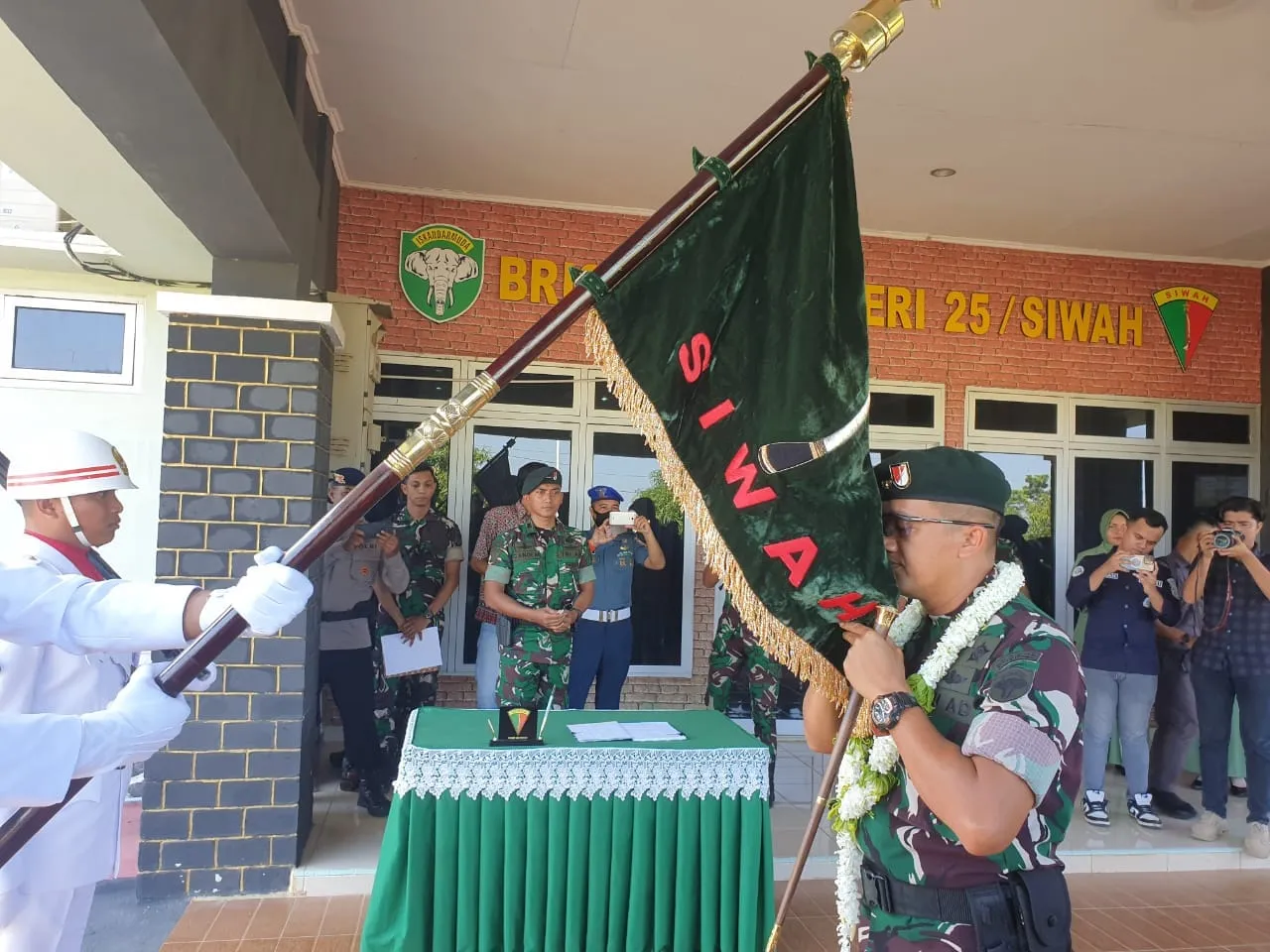 Foto: Letkol Inf. Dr. Dimar Bahtera, S.Sos., M.A.P melakukan penciuman Tunggul Bendera Perang Tradisi Brigif RK 25/Siwah