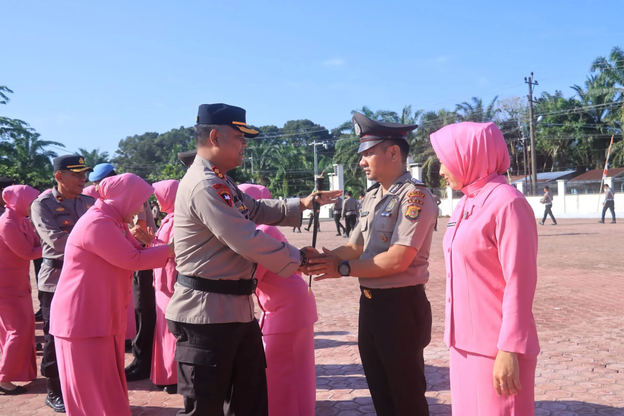 Foto: AKBP Muhammad Yusuf Kapolres Subulussalam, pimpin upacara kenaikan pangkat (korp raport) personel, di lapangan apel Polres Subulussalam, Aceh, Senin (30/6/25).