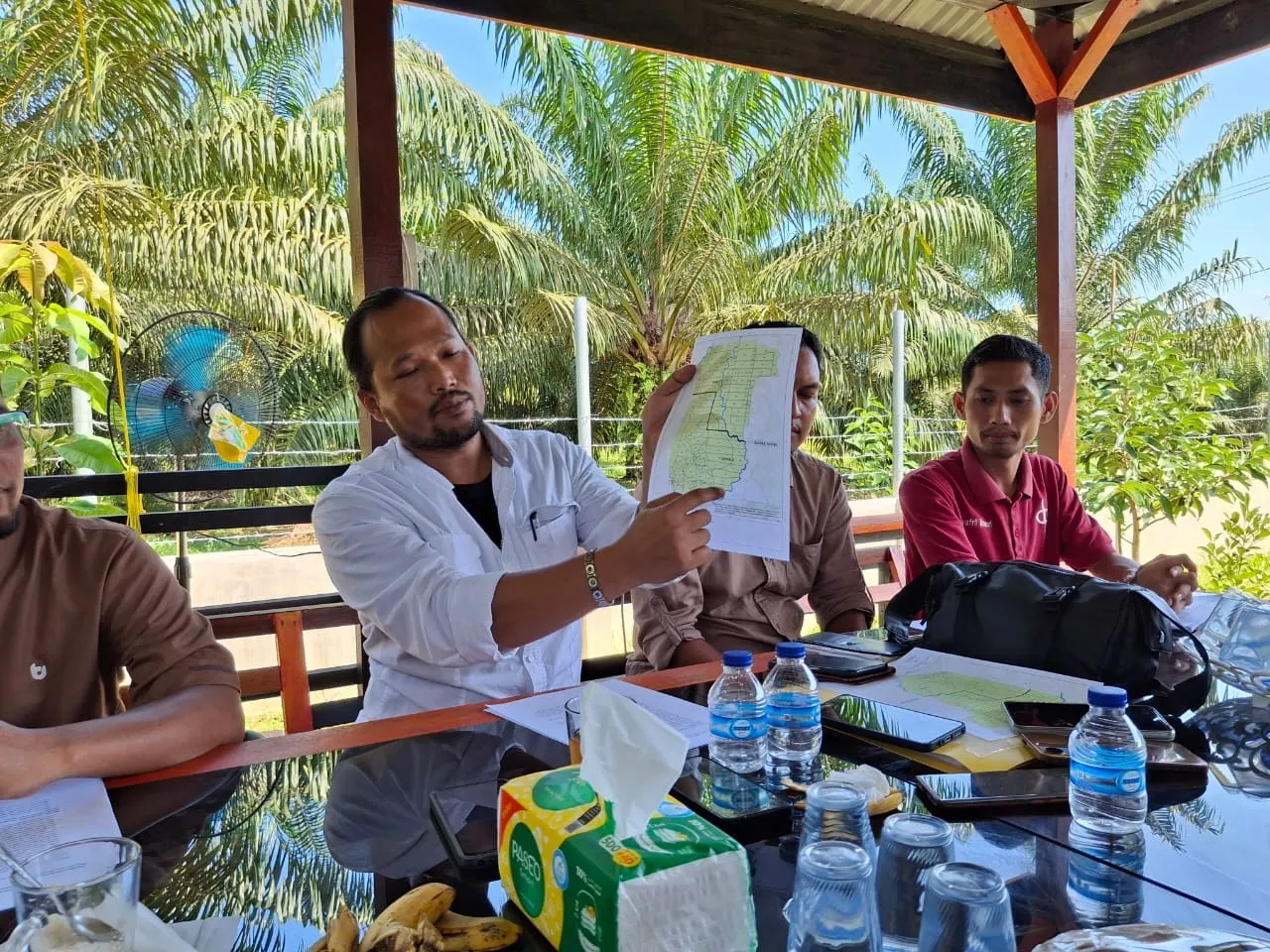 Photo : Dokumentasi wartawan saat kegiatan pertemuan Pers PT. Bapco di Kebun Pira, Paya Bakong, Aceh Utara, Kamis (04/07/2025).