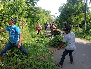 Foto: Babinsa dan Masyarakat Desa Alue Sedang Gotong Royong