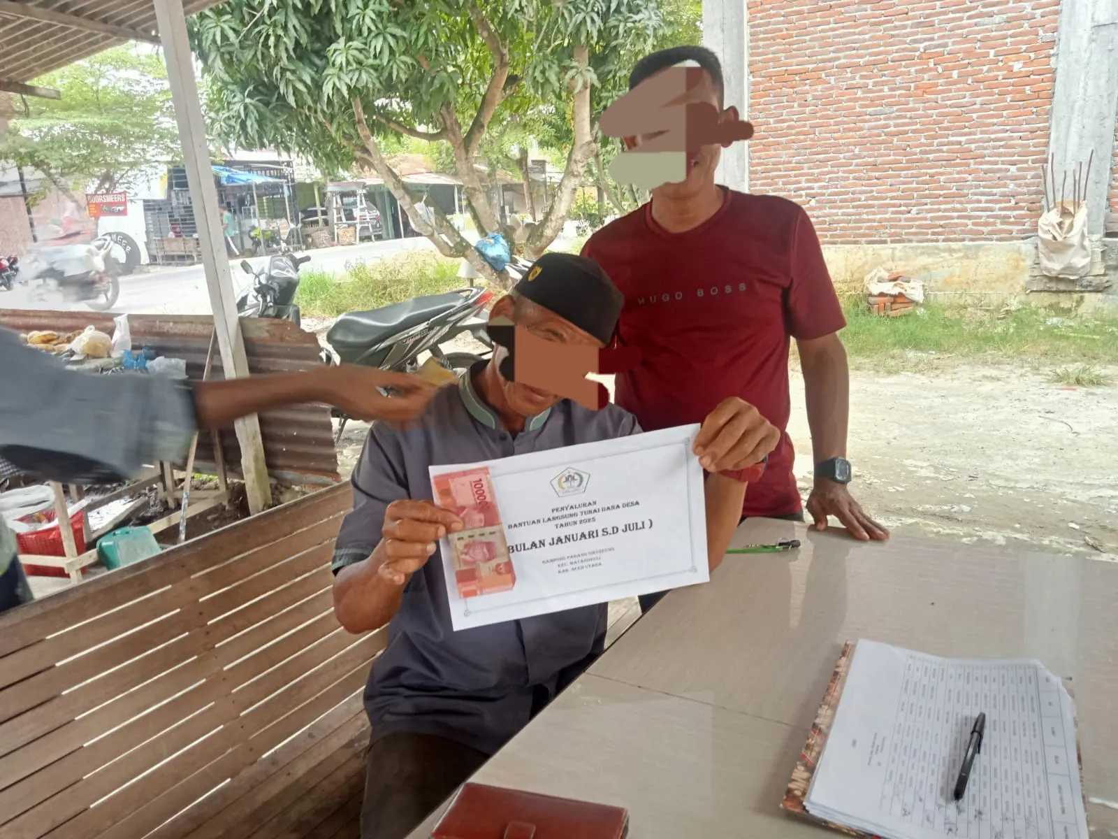 Foto: Penyerahan BLT Kepada ZA, Warga Parang Sikureung
