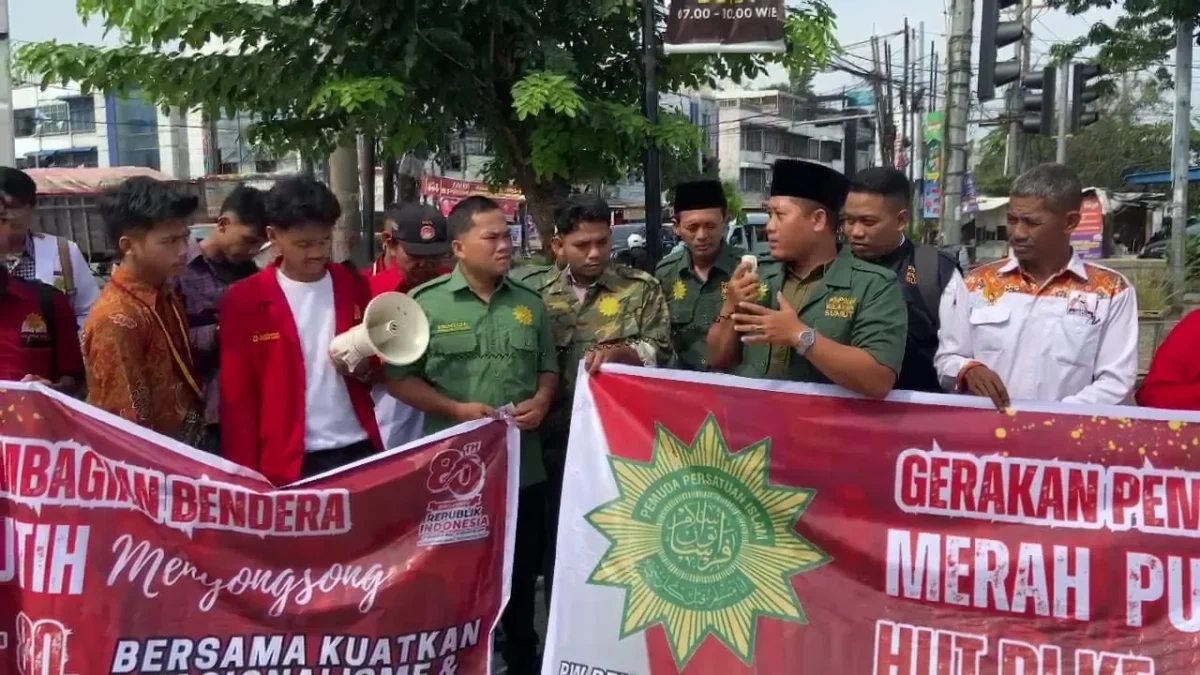 Kader Muda Persis Sumut Sebarkan Ribuan Bendera Merah Putih Jelang HUT RI ke-80