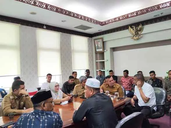 Foto: Bupati Aceh Utara H. Ismail A. Jalil, SE., MM, didampingi Wakil Bupati Tarmizi Panyang saat menerima perwakilan geuchik, tokoh masyarakat, dan warga dari Kecamatan Cot Girek, Pirak Timu, serta Paya Bakong dalam pertemuan di Ruang Kerja Bupati