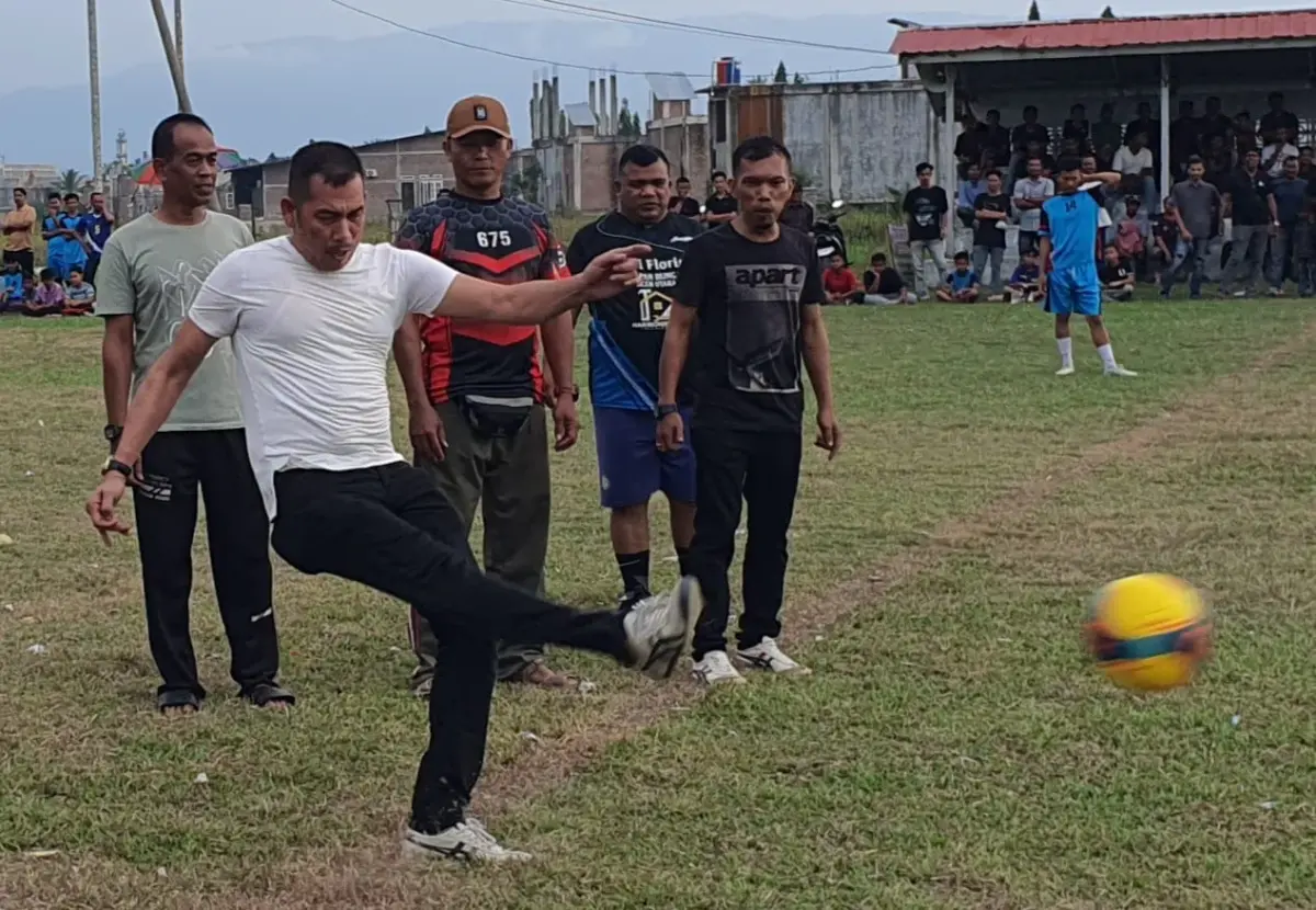 Foto: Al Halim Lakukan Tendangan Pertama Kick Off Turnamen Liga Gampong II Dimulai