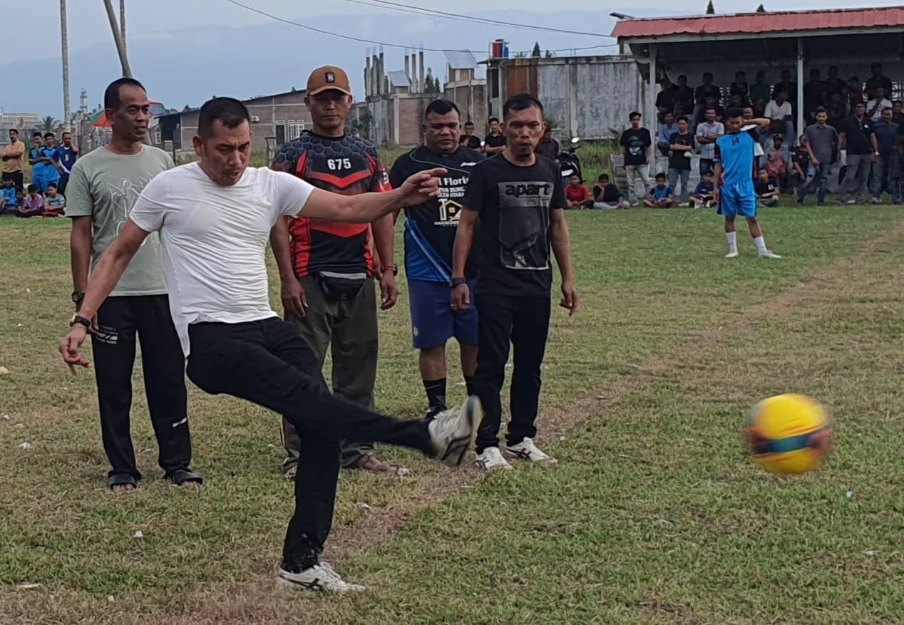 Foto: Al Halim Lakukan Tendangan Pertama Kick Off Turnamen Liga Gampong II Dimulai