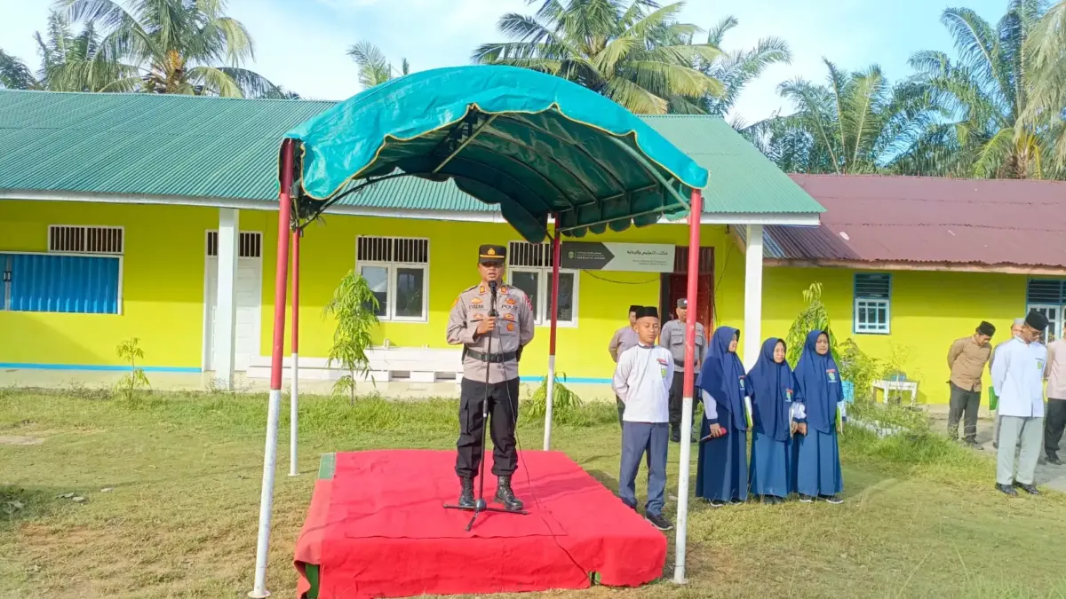 Foto: Foto: AKP Evizarrianto, S.AB Polsek Simpang Kiri sebagai Pembina Upacara Bendera merah putih di Pondok Pesantren Raudhatul Jannah, Senin, 6 Oktober 2025./humas Polres Subulussalam, Dok. Khadafi