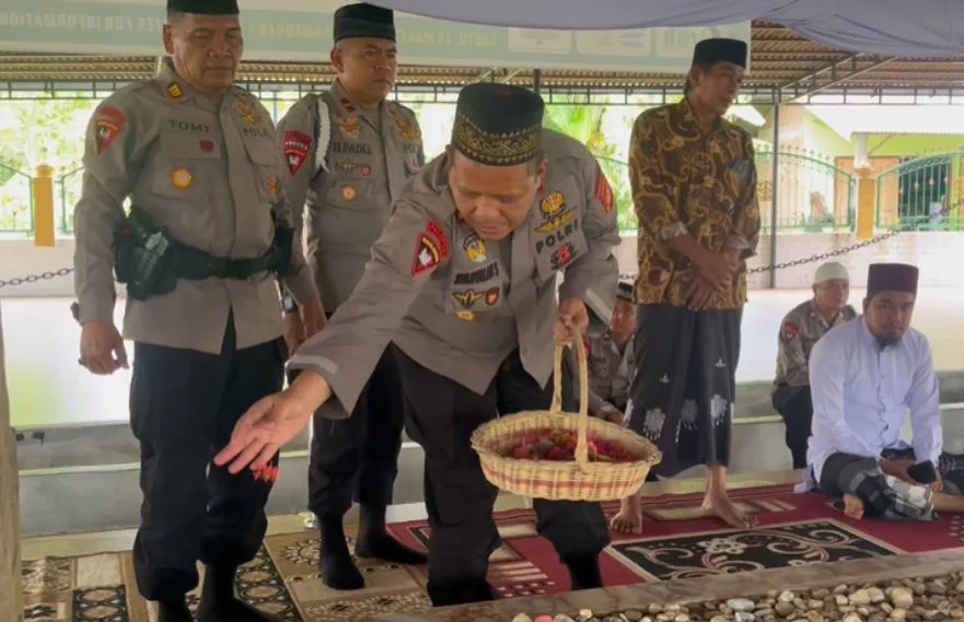 Foto: Danki Brimon Kompi 4 Batlyon B Sedang Menabur Bunga Dimakam Malikussaleh