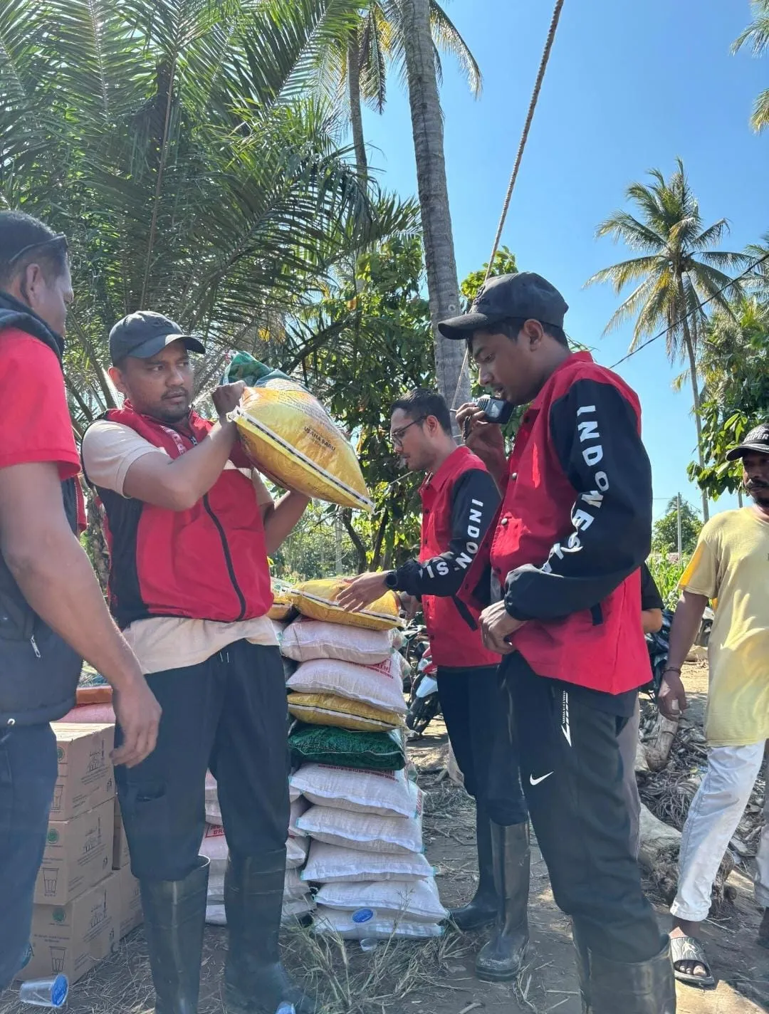 Foto: Jamaluddin Idham Saat Turun Langsung Menyerahkan Bantuan