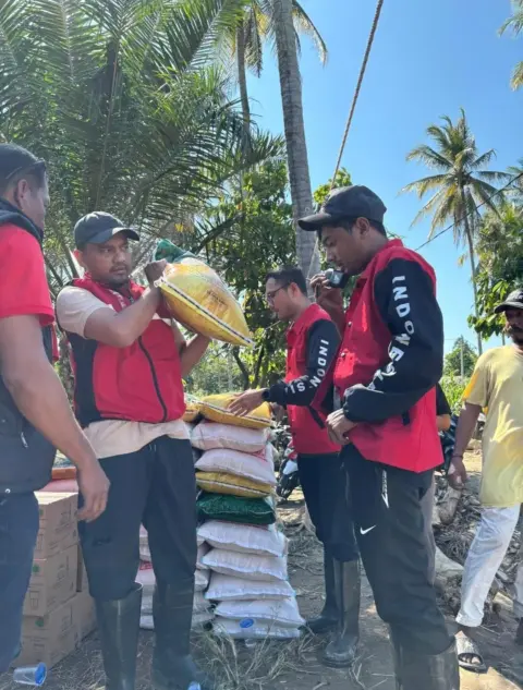 Foto: Jamaluddin Idham Saat Turun Langsung Menyerahkan Bantuan