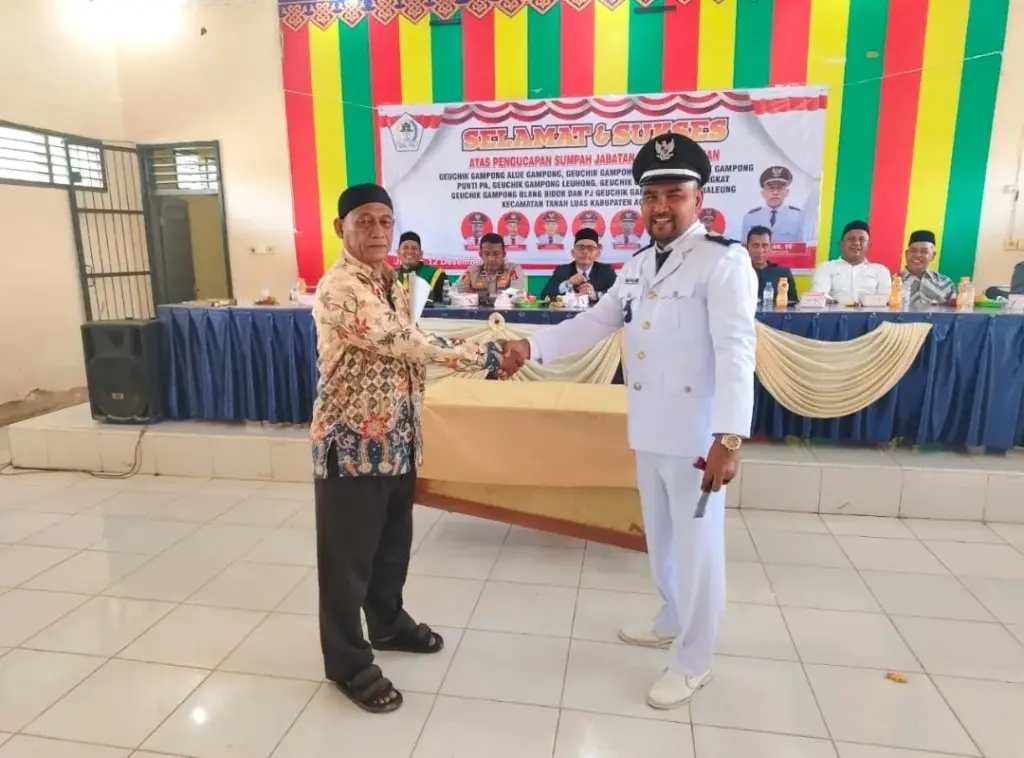 Foto: T Fadlon, S.H, Geuchik Blang Bidok Bersalaman Dengan A Wahab Eks Geuchik Gampong Setempat Saat Pelantikan di Balai Desa Kecamatan Tanah Luas