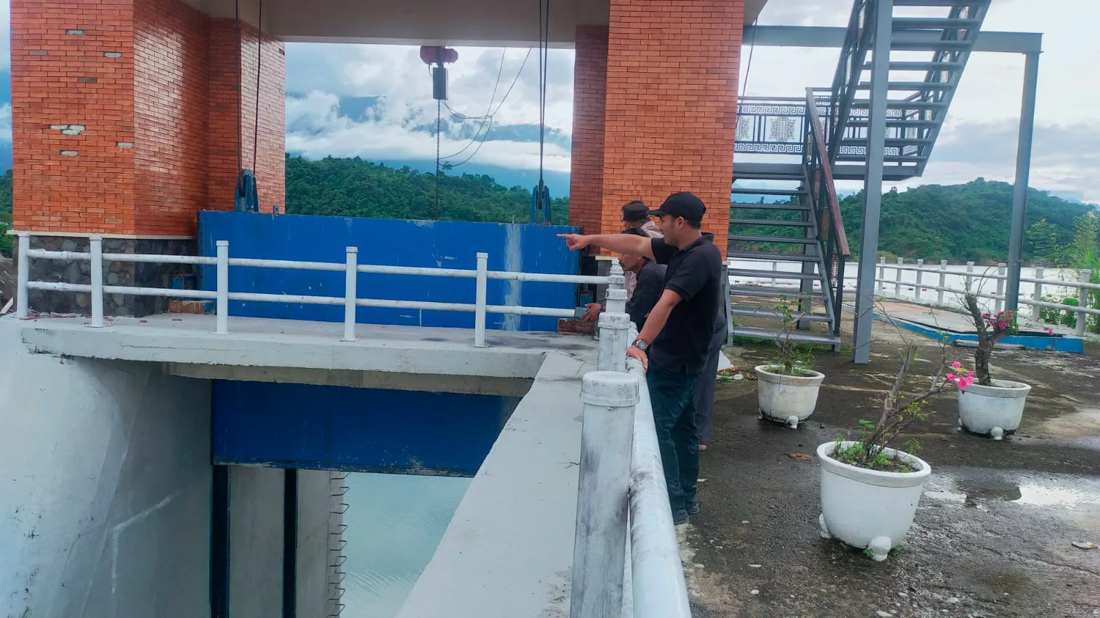 Foto: Muspika Paya Bakong Saat Meninjau Bendungan Keureutoe