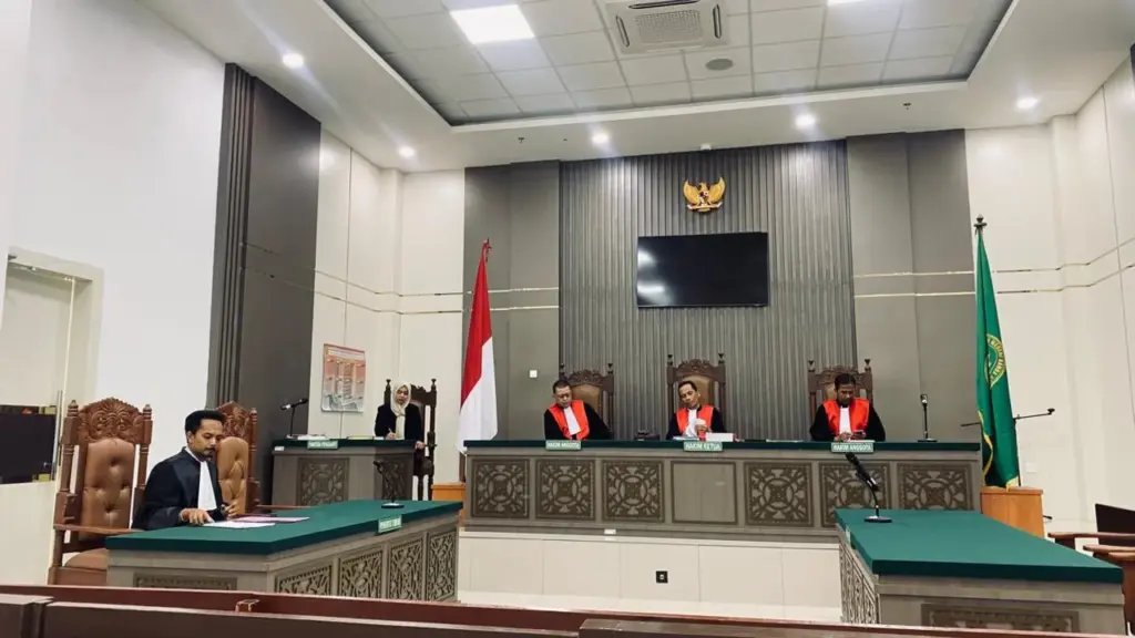 Foto: Sidang Dakwaan Pertama Geuchik Fadlon (DPO)