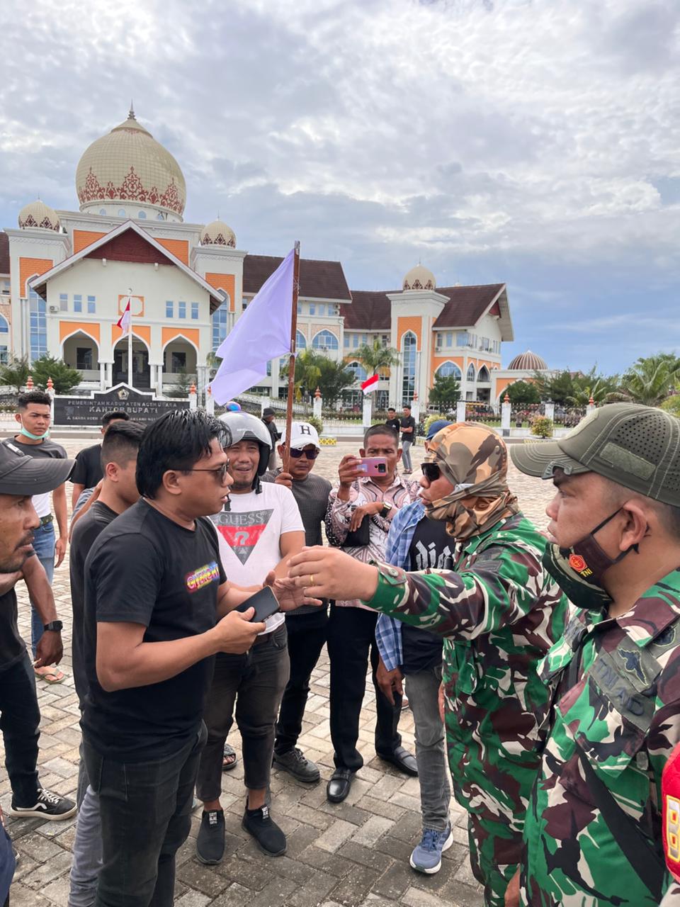 Foto: Kaos Warna Hitam Muhammad Azhar Sedang Berdialog Dengan TNI Saat Aksi Damai Didepan Kantor Bupati Aceh Utara
