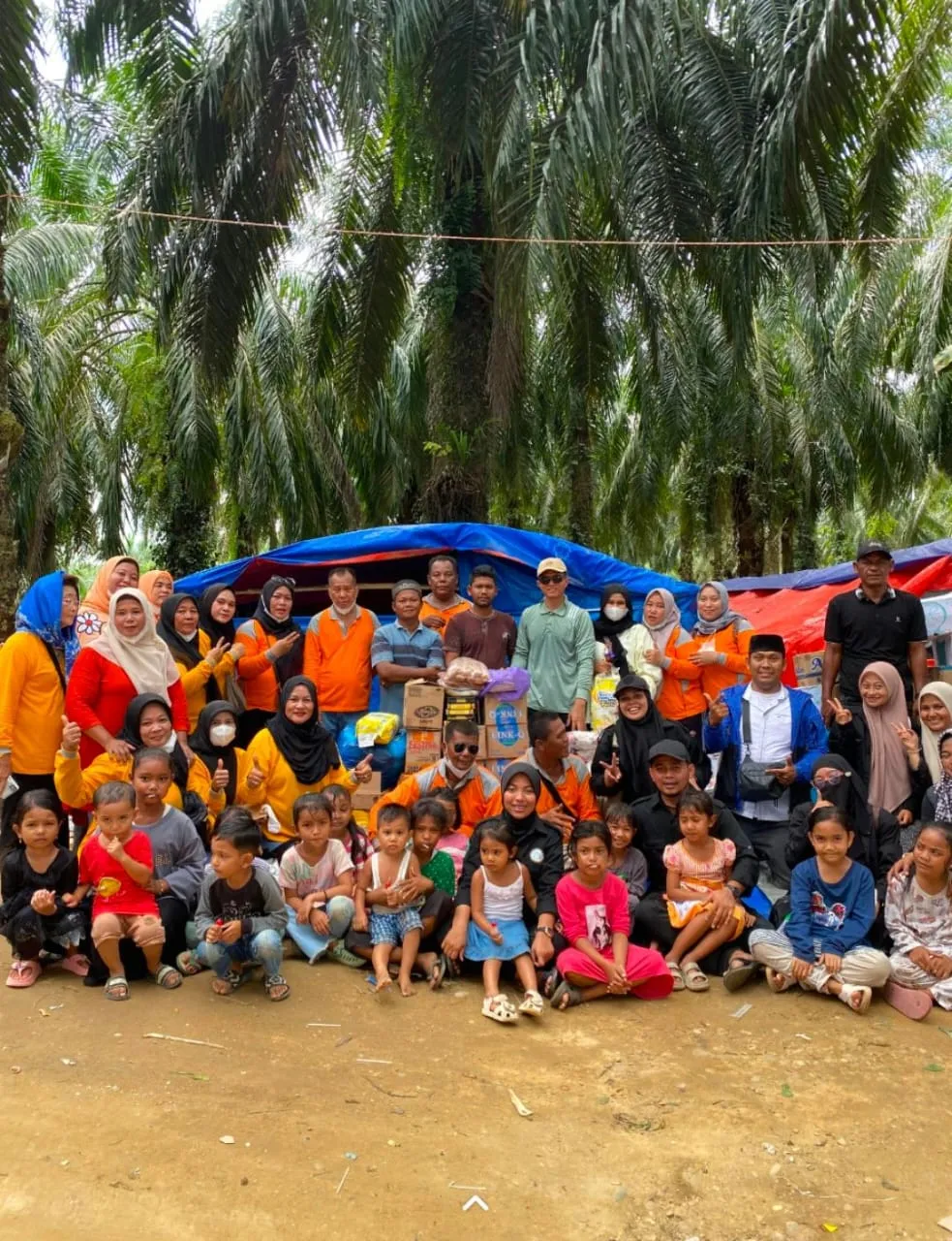 Foto: Yayasan Kopi Hitam Saat Menyerahkan Bantuan