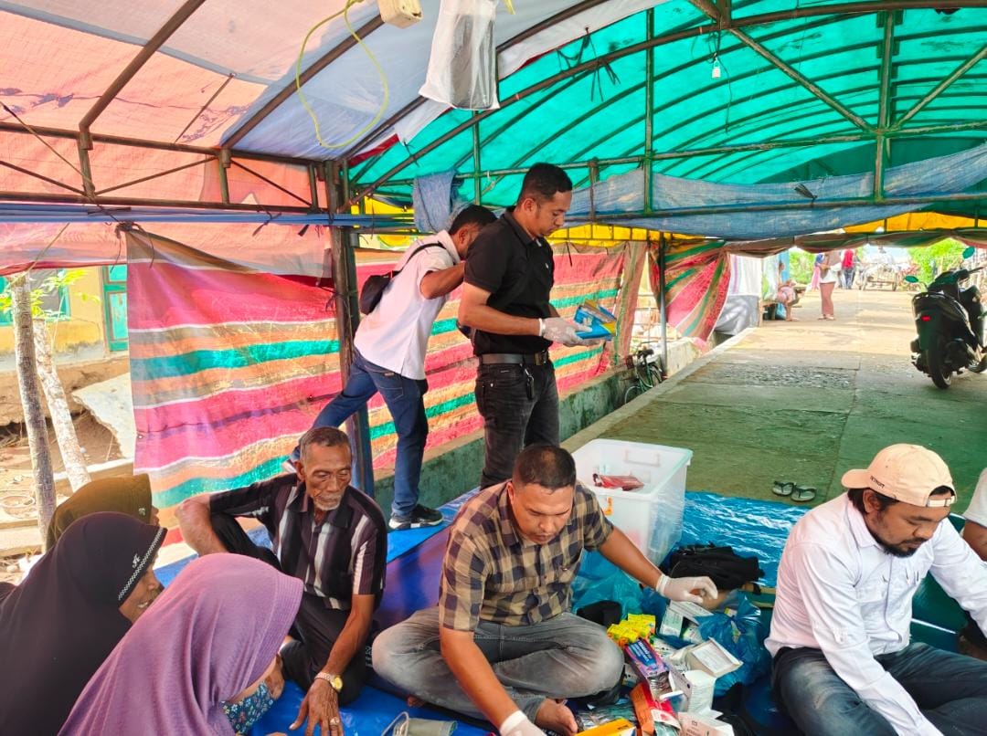 Foto: Syadli Sedang Melayani Korban Banjir