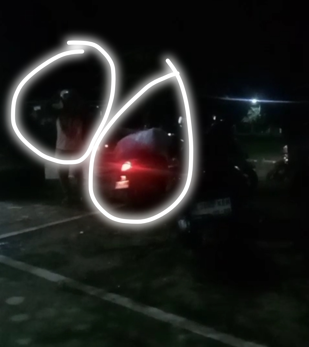 Foto: Screenshot Video Saat Dua Orang Wanita Diduga Melakukan Penjarahan Bantuan Banjir, Alasan Untuk Si 