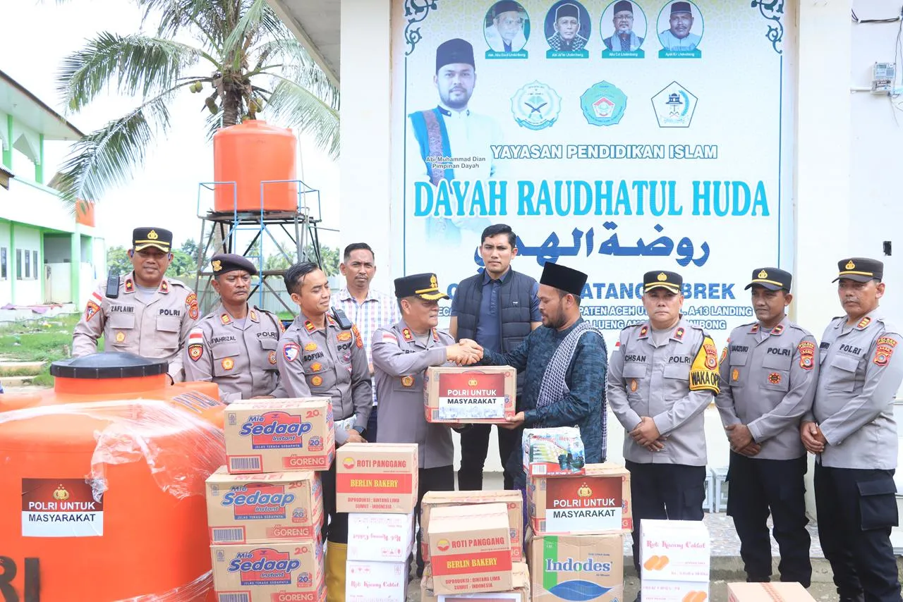 Foto: Penyerahan Bantuan Polres Aceh Utara ke Dayah Raudhatul Huda di Gampong Matang Cibrek